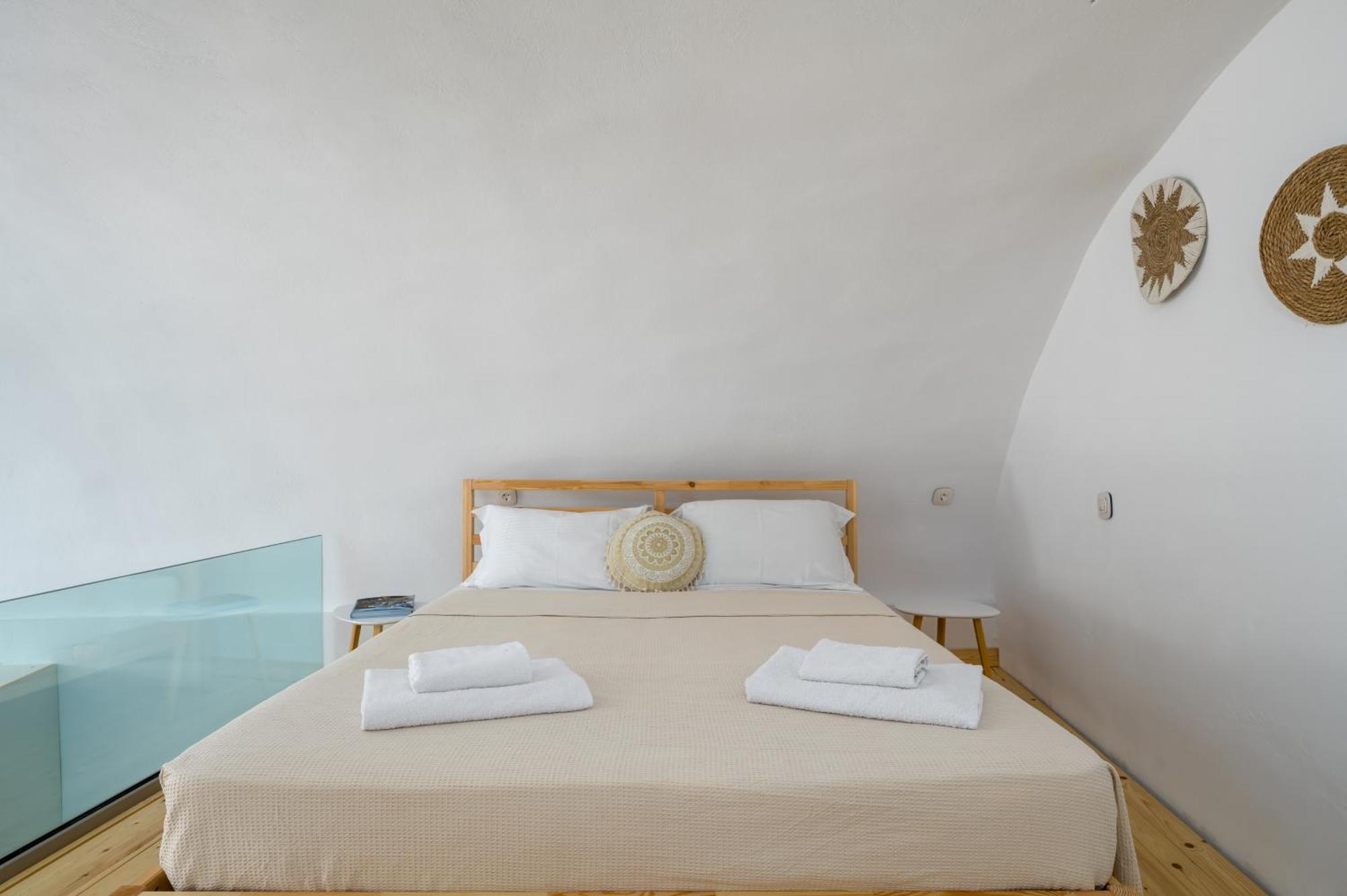 Angeleve Villa With Private Jacuzzi Фира Екстериор снимка